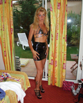 Vinil preto para Coco, a loira madura exposta Webslut