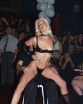 Coco, a vagabunda loira da França em uma discoteca