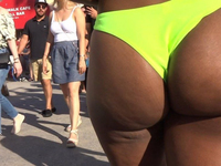 Morena Rabuda de biquini amarelo enterrado