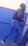 Gostosa mamãe esperando a filha na escola