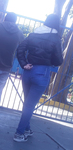 Gostosa mamãe esperando a filha na escola
