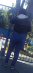 Gostosa mamãe esperando a filha na escola