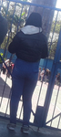 Gostosa mamãe esperando a filha na escola