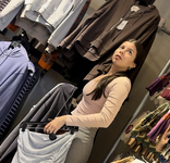 Garota bonita com um corpo firme e calças cinzas pede minha