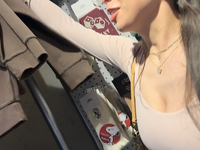 Garota bonita com um corpo firme e calças cinzas pede minha