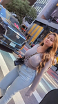 Linda loirinha de calça Jeeans marcado um belo rabo