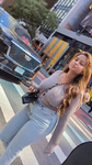 Linda loirinha de calça Jeeans marcado um belo rabo