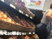 MILF FLAGRADA COM BUNDA ENORME ENQUANTO FAZIA COMPRAS