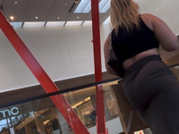 Pata balançando no shopping com uma saia cinza ????