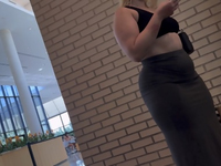 Pata balançando no shopping com uma saia cinza ????