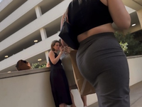 Pata balançando no shopping com uma saia cinza ????