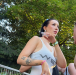 Rabuda gostosa em um shorts branco transparente deixando a g