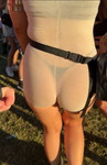 Rabuda gostosa em um shorts branco transparente deixando a g