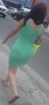 Gostosa Rabuda de vestido verde marcando a calcinha