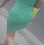 Gostosa Rabuda de vestido verde marcando a calcinha