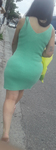 Gostosa Rabuda de vestido verde marcando a calcinha