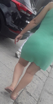 Gostosa Rabuda de vestido verde marcando a calcinha