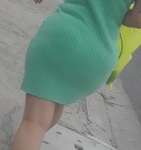 Gostosa Rabuda de vestido verde marcando a calcinha