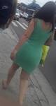 Gostosa Rabuda de vestido verde marcando a calcinha