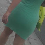 Gostosa Rabuda de vestido verde marcando a calcinha