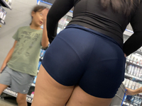 Latina gostosa e ousada mostrando para a mãe e a irmã como s