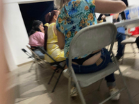 Uma tia latina acidentalmente revelou sua calcinha fio denta