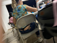 Uma tia latina acidentalmente revelou sua calcinha fio denta