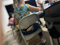 Uma tia latina acidentalmente revelou sua calcinha fio denta