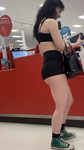 Garota gótica atrevida usando sutiã e shorts de spandex