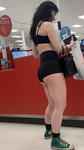 Garota gótica atrevida usando sutiã e shorts de spandex