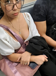 Garota nerd com seios bonitos sentada na minha frente no met