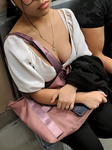 Garota nerd com seios bonitos sentada na minha frente no met