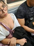Garota nerd com seios bonitos sentada na minha frente no met
