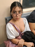 Garota nerd com seios bonitos sentada na minha frente no met
