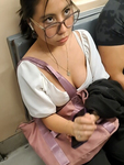 Garota nerd com seios bonitos sentada na minha frente no met
