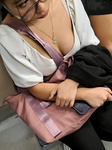 Garota nerd com seios bonitos sentada na minha frente no met