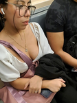 Garota nerd com seios bonitos sentada na minha frente no met