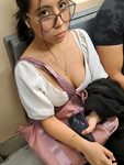 Garota nerd com seios bonitos sentada na minha frente no met