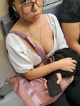 Garota nerd com seios bonitos sentada na minha frente no met