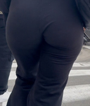 Bunda enorme e fenomenal de mulher de calça boca de sino