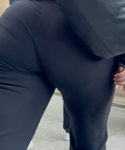 Bunda enorme e fenomenal de mulher de calça boca de sino