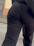 Bunda enorme e fenomenal de mulher de calça boca de sino
