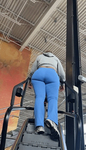 Bunda grande e avantajada em leggings azuis boca de sino