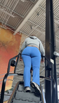 Bunda grande e avantajada em leggings azuis boca de sino