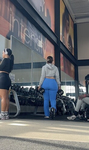 Bunda grande e avantajada em leggings azuis boca de sino