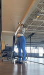 Bunda grande e avantajada em leggings azuis boca de sino