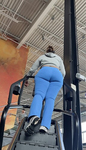 Bunda grande e avantajada em leggings azuis boca de sino