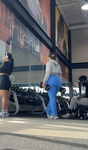 Bunda grande e avantajada em leggings azuis boca de sino