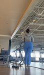 Bunda grande e avantajada em leggings azuis boca de sino