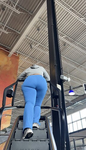 Bunda grande e avantajada em leggings azuis boca de sino